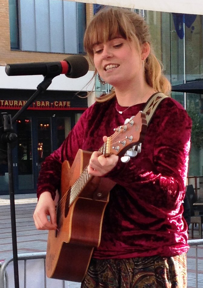 Thnx @HorlerSadie for singing sweet 'n true at #1BillionRising <a href="/ExeterRising/">1BillionRisingExeter</a>
And a big shout-out to <a href="/SAFEservices/">Marathon Group</a> too #BreakTheChain