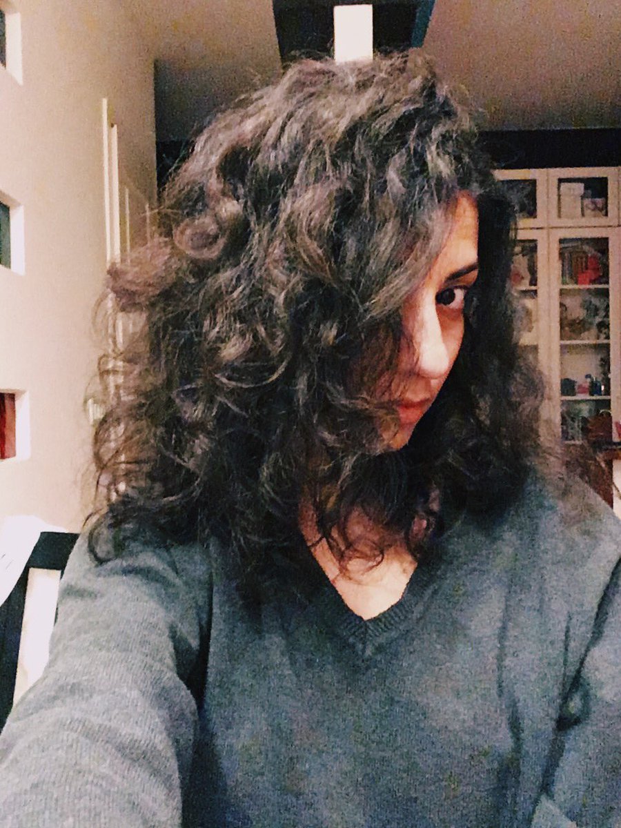 sonna's tweet image. когда ты села учиться, но делаешь селфи, потому что нарядилась в свитер Вадима 🖤