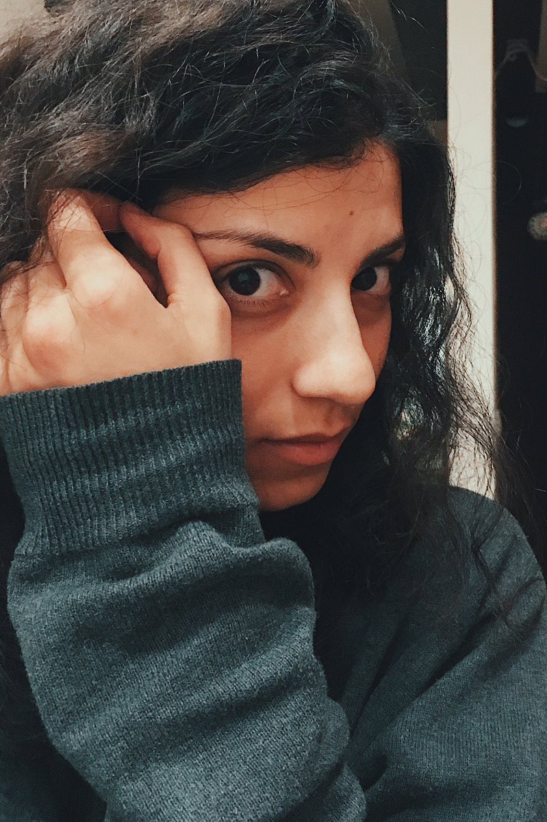 sonna's tweet image. когда ты села учиться, но делаешь селфи, потому что нарядилась в свитер Вадима 🖤