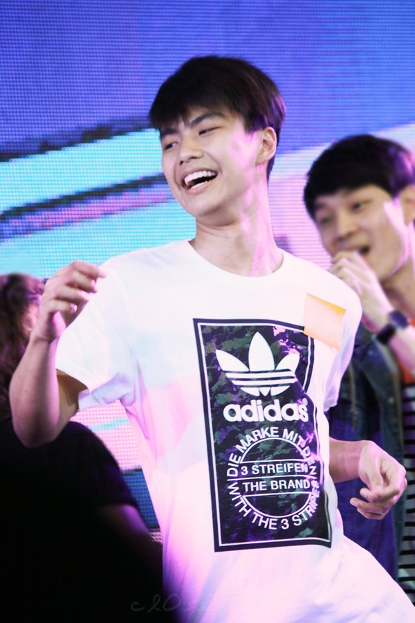 closetoyou_ot's tweet photo. เต้นซะเหมือนเตรียมท่ามาจากบ้าน นั้ลลั๊กกกกกก 😂 @ohmpawatt #ohmpawat https://t.co/I0fYJbaj3z