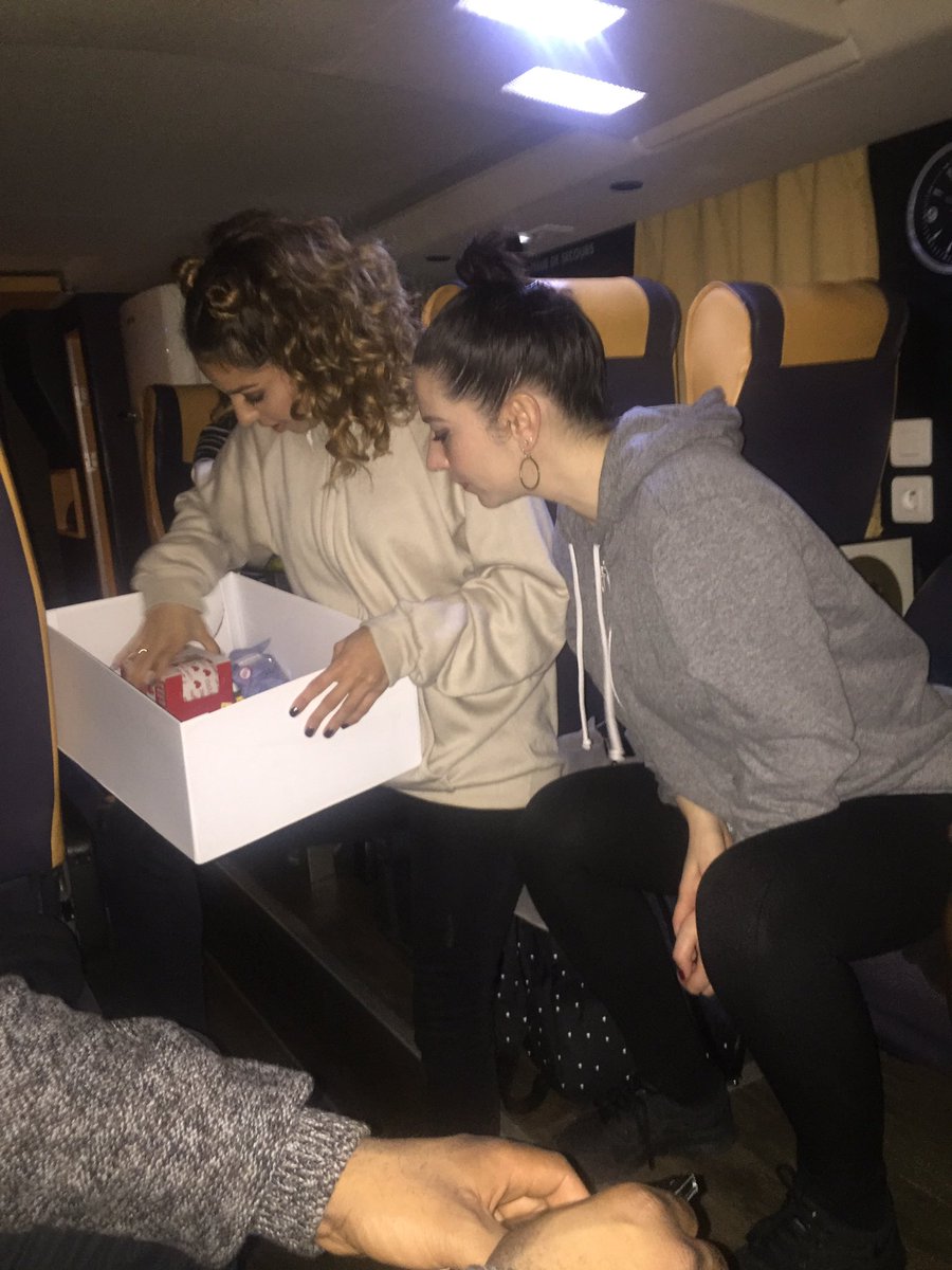 ralphbeaubrun's tweet photo. Ouverture des cadeaux !!!! #tourbus #Angers !! (Vous êtes au top) 👌🏾 https://t.co/ashDWxwQkn