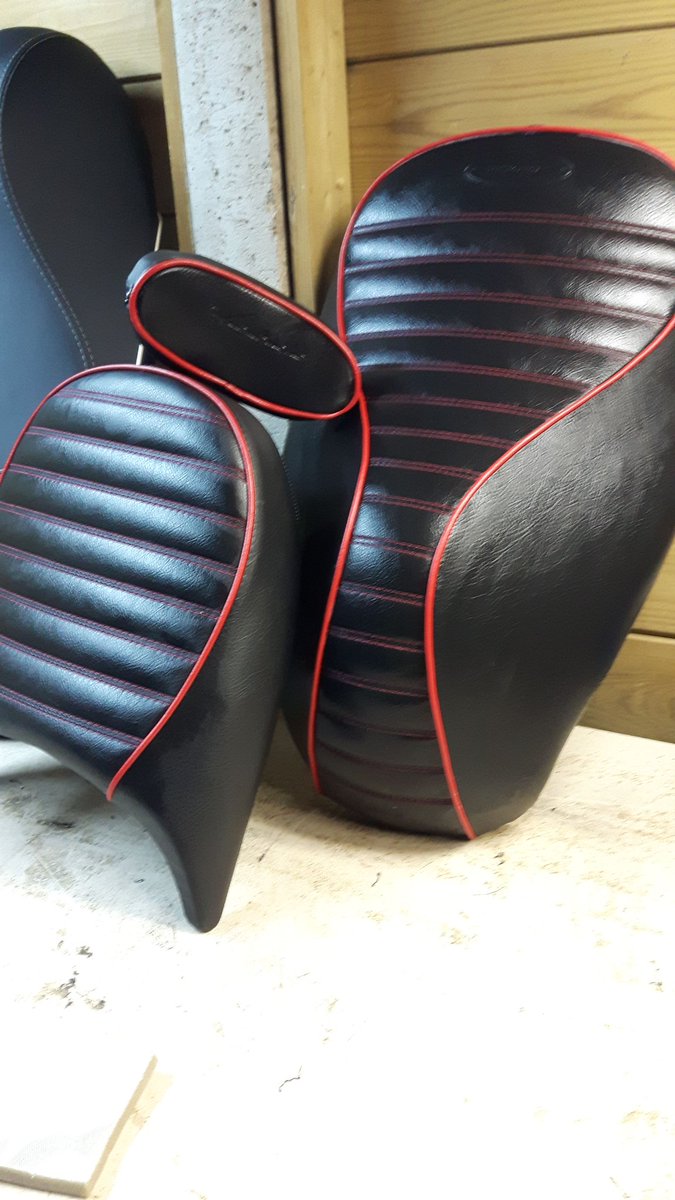 Originele zadel veranderd in rood stiksel en een rode bies