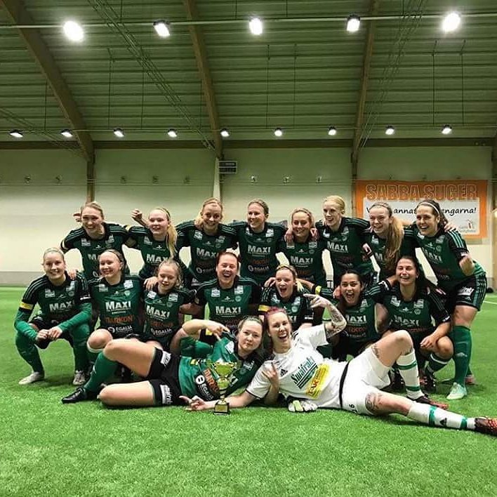 aasiiaK's tweet photo. Guldet togs med till Enköping! Fantastisk helg! #valbocupen2017 https://t.co/Iq2mrrwpvB