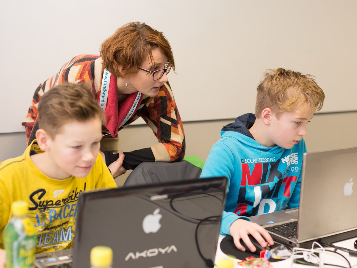 CoderDojoLinz's tweet image. Mentors Lisi and Pia help our young coders @CoderDojoLinz @Dynatrace #Scratch #Minecraft #coderdojo