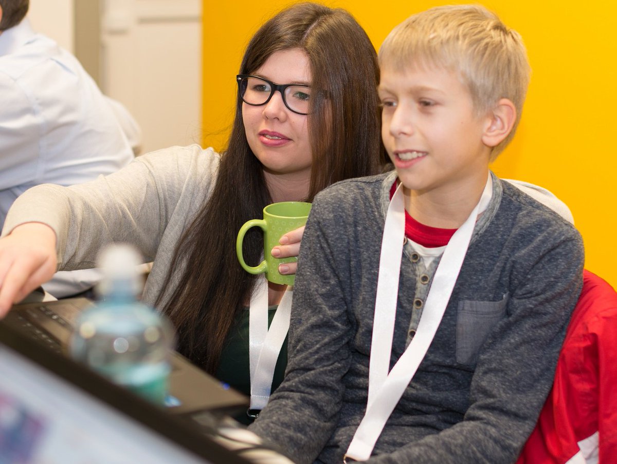 CoderDojoLinz's tweet image. Mentors Lisi and Pia help our young coders @CoderDojoLinz @Dynatrace #Scratch #Minecraft #coderdojo