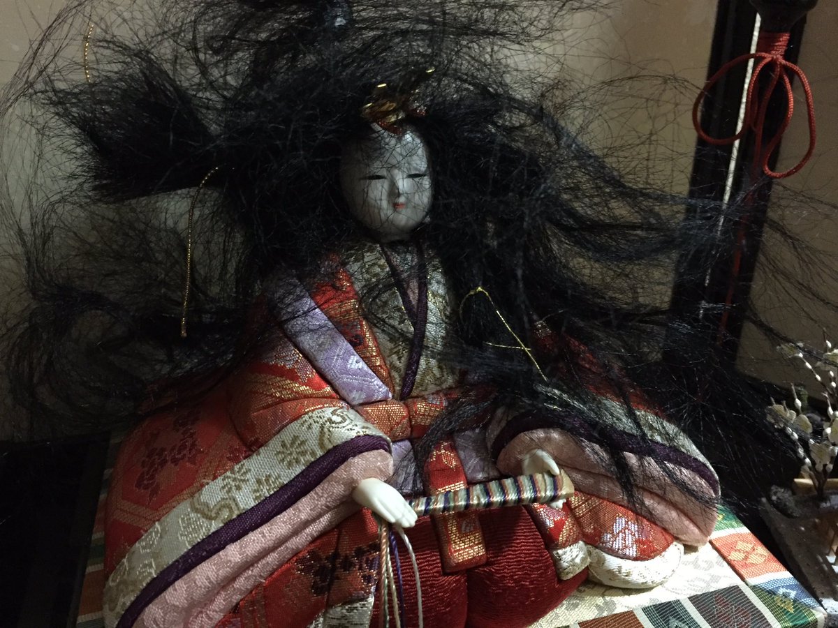 srtm_hinamaturi's tweet photo. しらたまちゃん(♀)がやりました！
しらたまちゃんは我が家のお姫様なので、他にお姫様がいたのが気に食わなかったのでしょうか…。お雛様だけ集中攻撃されてる…ちなみにこのお雛様は首もげてる…
お前…これどないすんねん…お母さん帰って来たら発狂しそう…どないすんねん！ https://t.co/TNpvGb3ud6