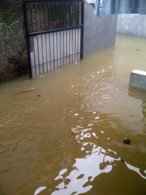 Aliefcs73's tweet photo. @InfoBekasi banjir menggenangi pemukiman bekasi barat kecamatan medan satria dari kemari,,, https://t.co/P7C537bSPe