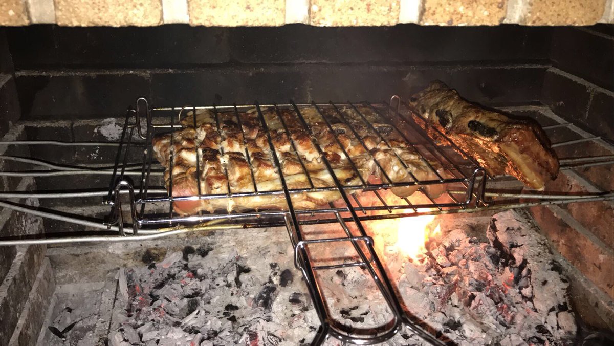 rociogs210's tweet photo. Carne argentina #brasayleña #cenaenfamilia #costillar 🍴🍽🍷✌🏾️😜 https://t.co/eBUzIPT98x