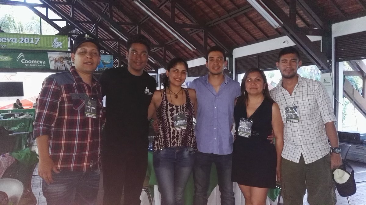 LibardoLara's tweet photo. Con los participantes de "Cultivapp" @lauva12 #HackathonCoomeva @FundaTIC https://t.co/8LmJ96gG6d
