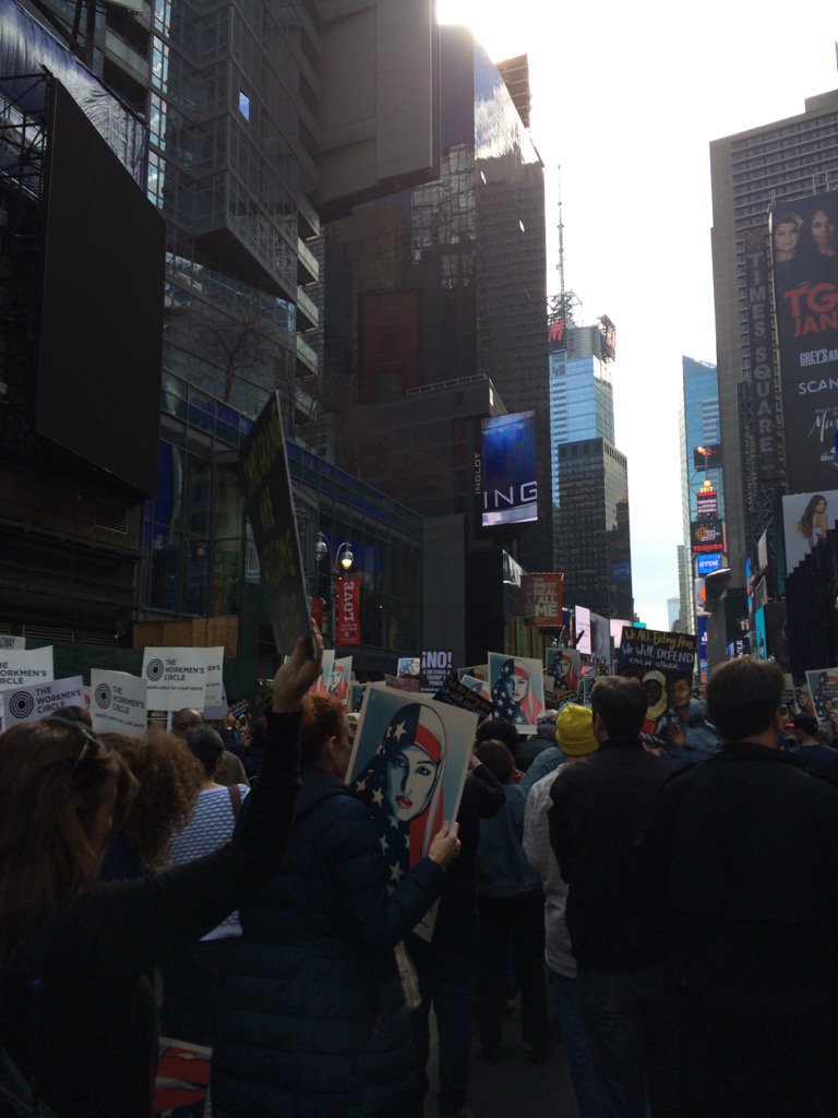 HumanityStrong's tweet photo. Thank you New York. Together. #TodayIAmAMuslimToo #NoBanNoWallNoRaids #RefugeesWelcome #Syria #Aleppo #UNICEF https://t.co/nemEbUNDvn