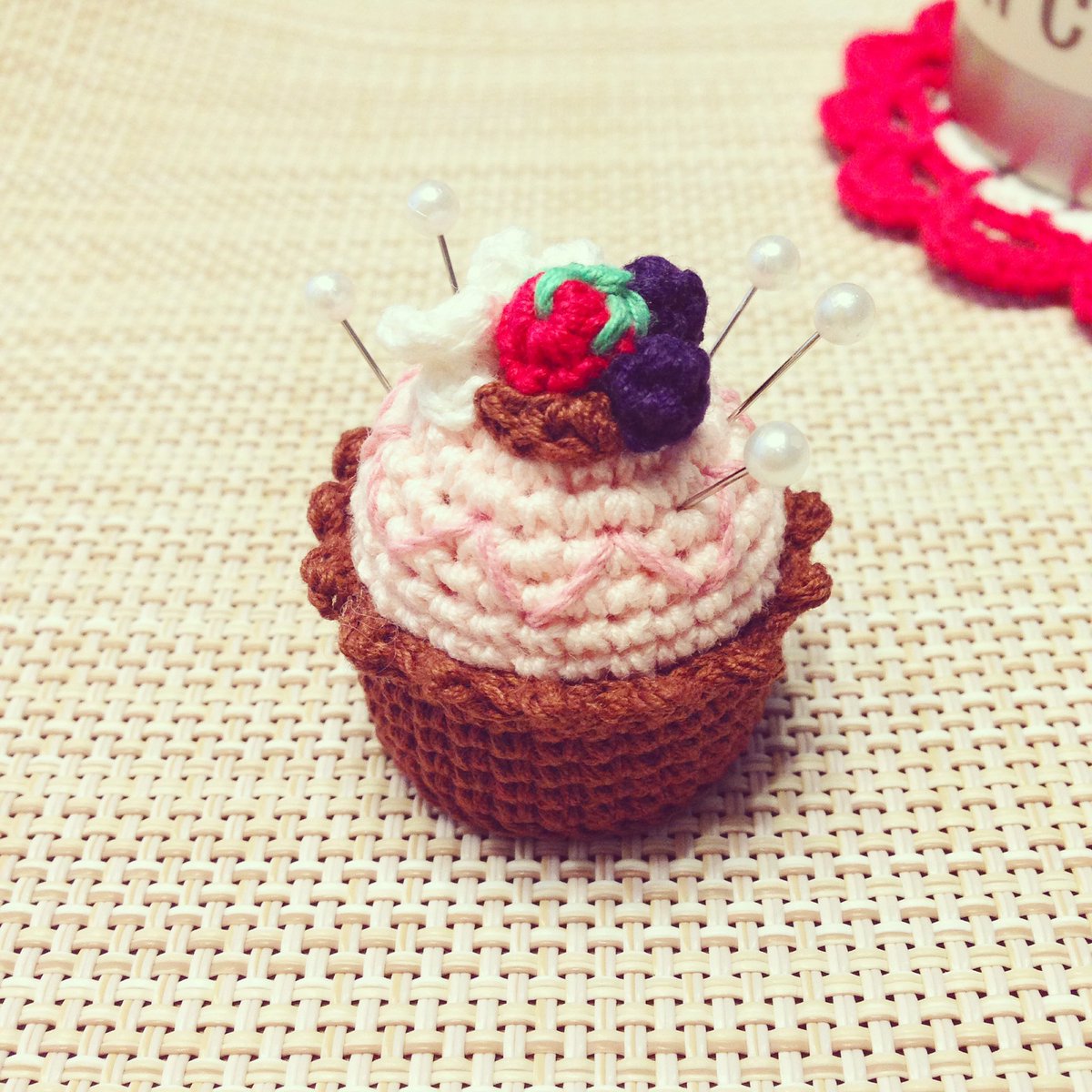 イチゴチョコ あみぐるみ作家かしなあい Su Twitter 昨日はカップケーキのピンクッションを作りました 全体的に編みくるんでるから これもあみぐるみかなぁ あみぐるみ ケーキ
