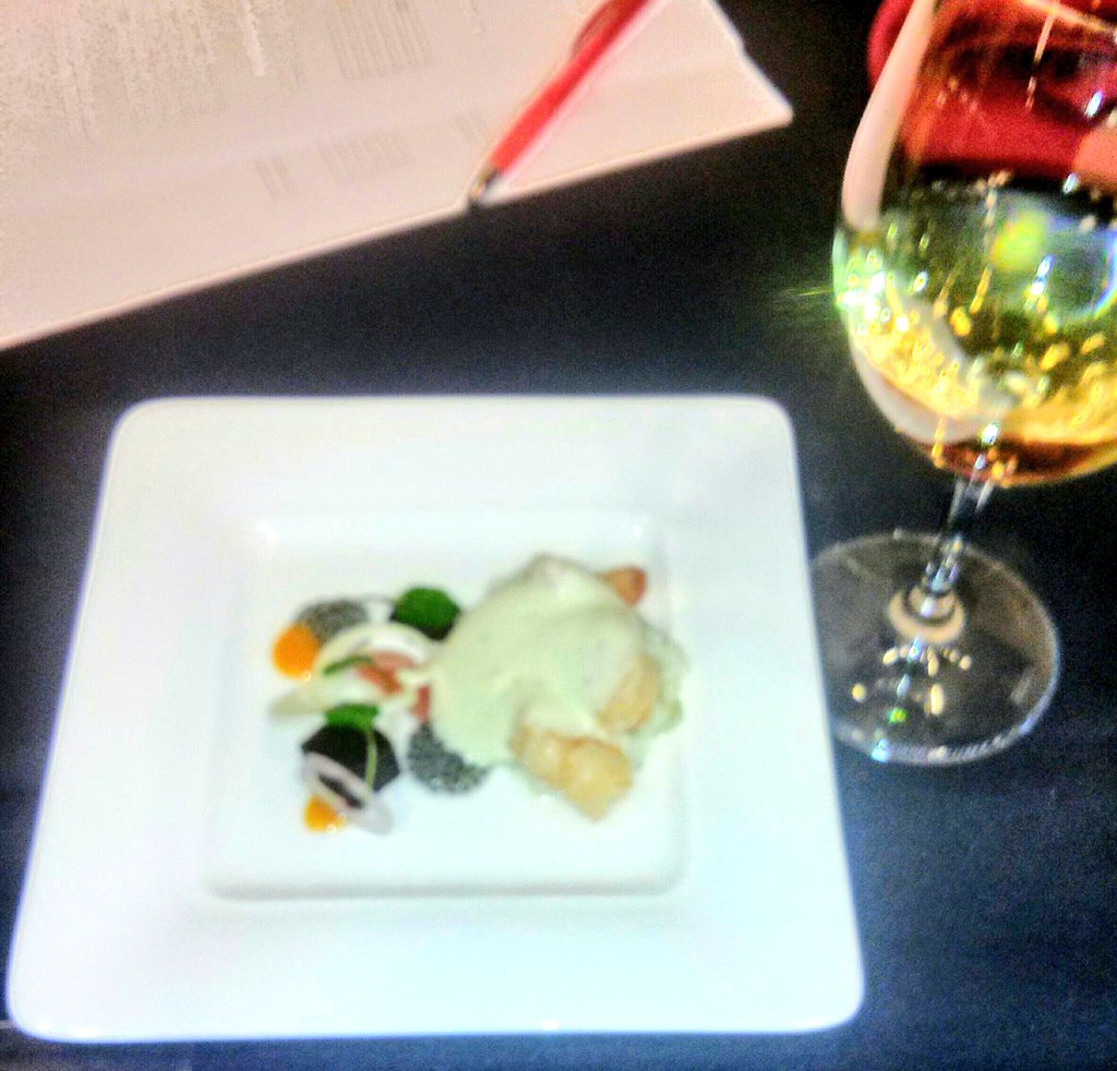 <a href="/errazurizwines/">Errazuriz Wines</a> and <a href="/oceanmamaseafd/">Ocean Mama Seafood</a> had a lovely combo at Vintners Brunch today. #VIWF