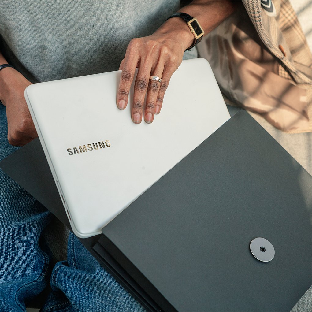 SamsungNotebook's tweet image. #FashionWeek can be chaos - especially when you’re the fashion director. Stay organized with the #Notebook9. #SamsungNotebook
