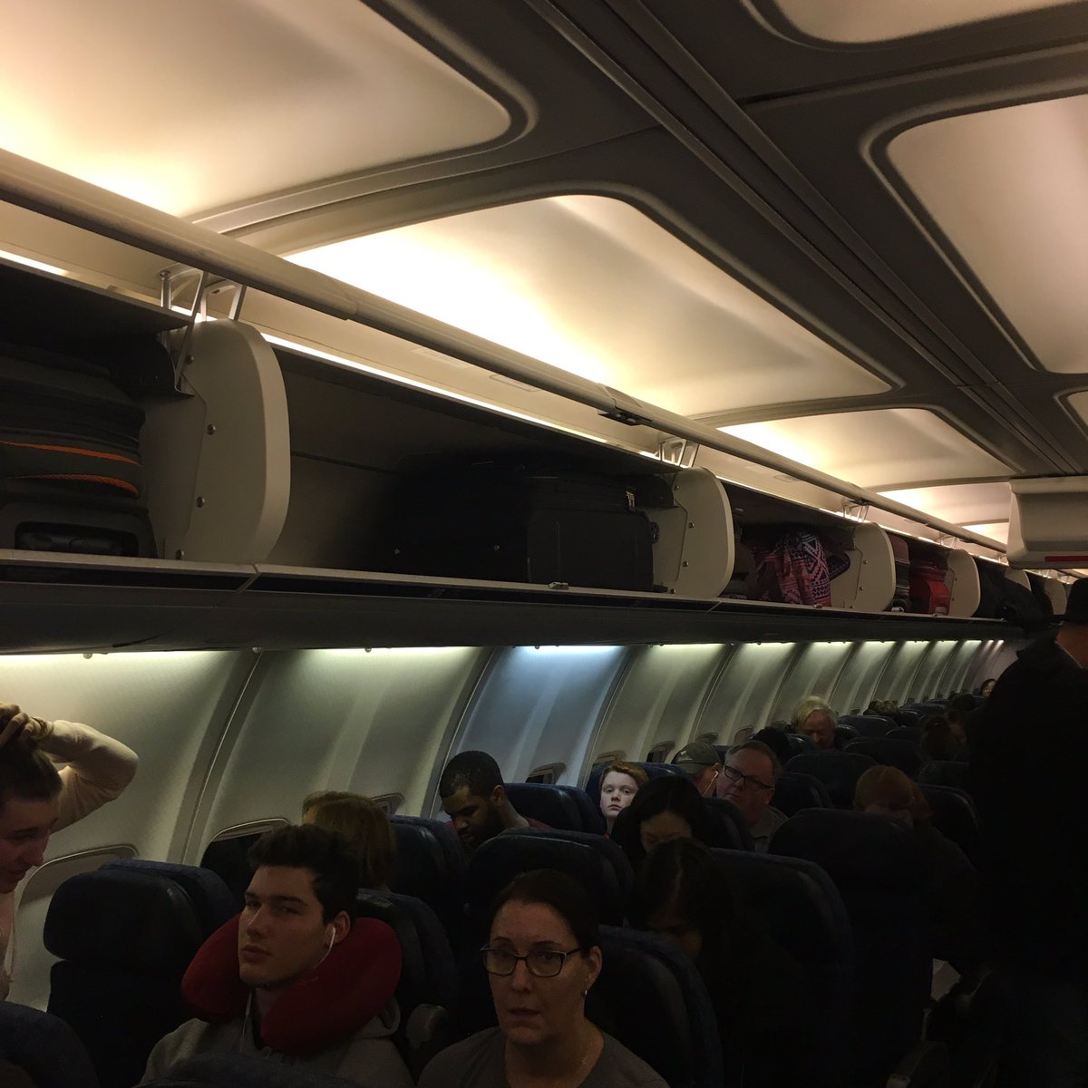 jeanleeee's tweet photo. Happened AGAIN-shitty @AmericanAir forces us to check bags then I see 4 empty ovrhead bins @takeoff.#dontflyamerican https://t.co/pwy3j8jnM0
