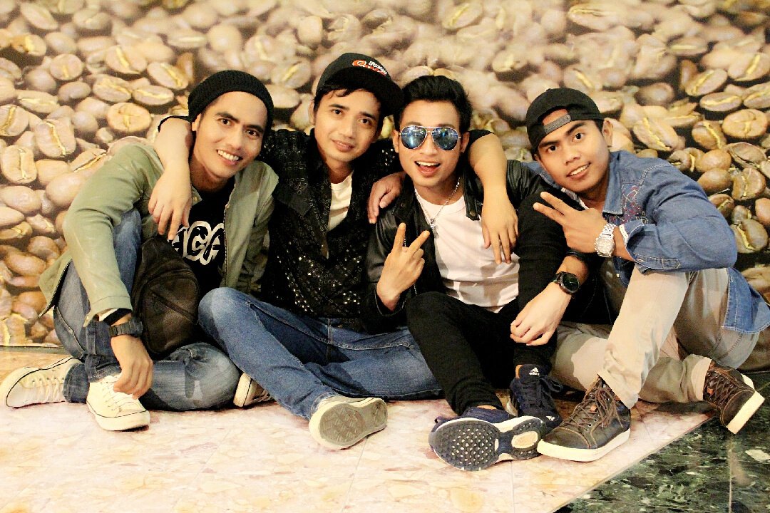 #Playing <a href="/BandKaca/">KACA BAND</a> - Cinta Sejati  
#IndonesiaBagus
w/ <a href="/elin_1805/">Elin Herlinawati</a> 
MD <a href="/Shafar_Malolo/">Punggawa Malolo</a> 
Cc <a href="/belantaraasia/">belantaraasiarecords</a> <a href="/AlifBelantara/">Producer aliff</a>