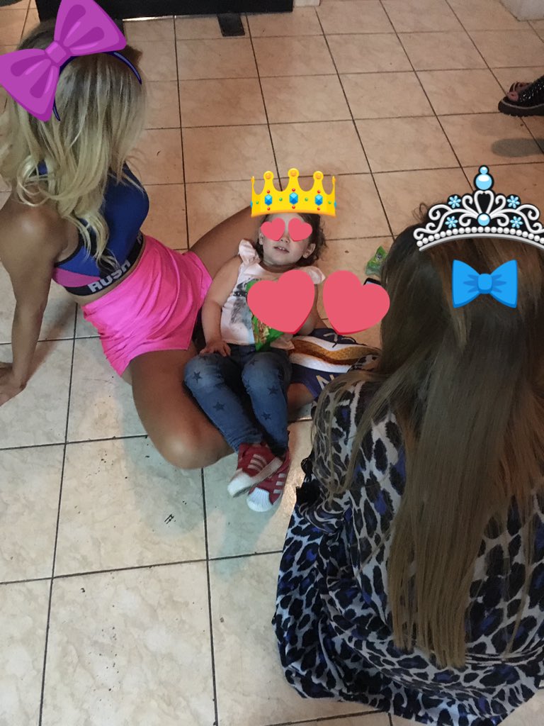 paulitachaves's tweet photo. Las chicas de Abracadabra entre funcion y funcion 😍😍😍... (indicaciones de emoticones por oli) https://t.co/YVxlDPZNGa