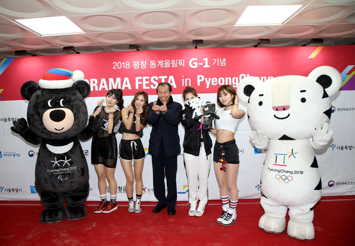 happygangwon's tweet photo. K-드라마 페스타에 참석하신 최문순 강원도지사님! 우리 모두 같이 손가락 하트~~♥

#평창동계올림픽 #당신이평창입니다
@moonsoonc https://t.co/DwcMAtM89n