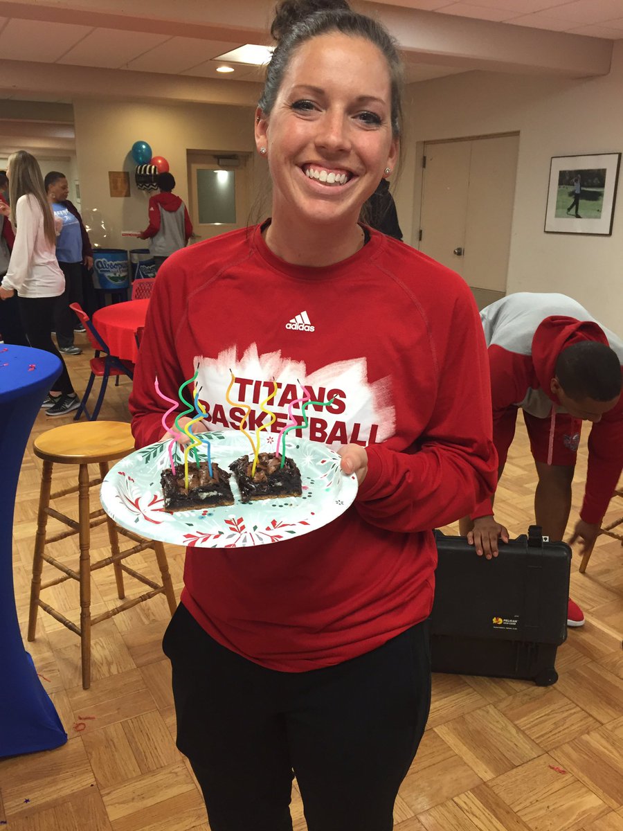 Detroit_WBB's tweet image. Happy Birthday to the tickle monster, pig showing, fence "hopping", loudest belcher coach there is out there! We love you @CoachMolly_UDM 🎉🎈