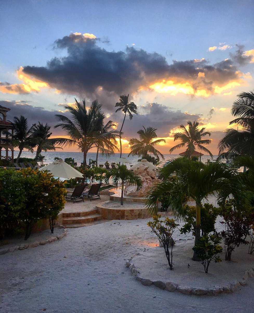 cheapcaribbean's tweet photo. This #CocoBeachResort sunset is pure gold. #Belize (photo by: https://t.co/KHEZkuIjPk) https://t.co/Hhog9Fbz5i