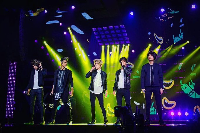 navarroholic's tweet photo. Ellos dan lo máximo para nosotras, tenemos que hacer lo mismo, ¿No creen? 

SOMOS UNO MISMO CD9 
#KCAEstrellaLatina #CD9 https://t.co/Mv9Z7r84pk