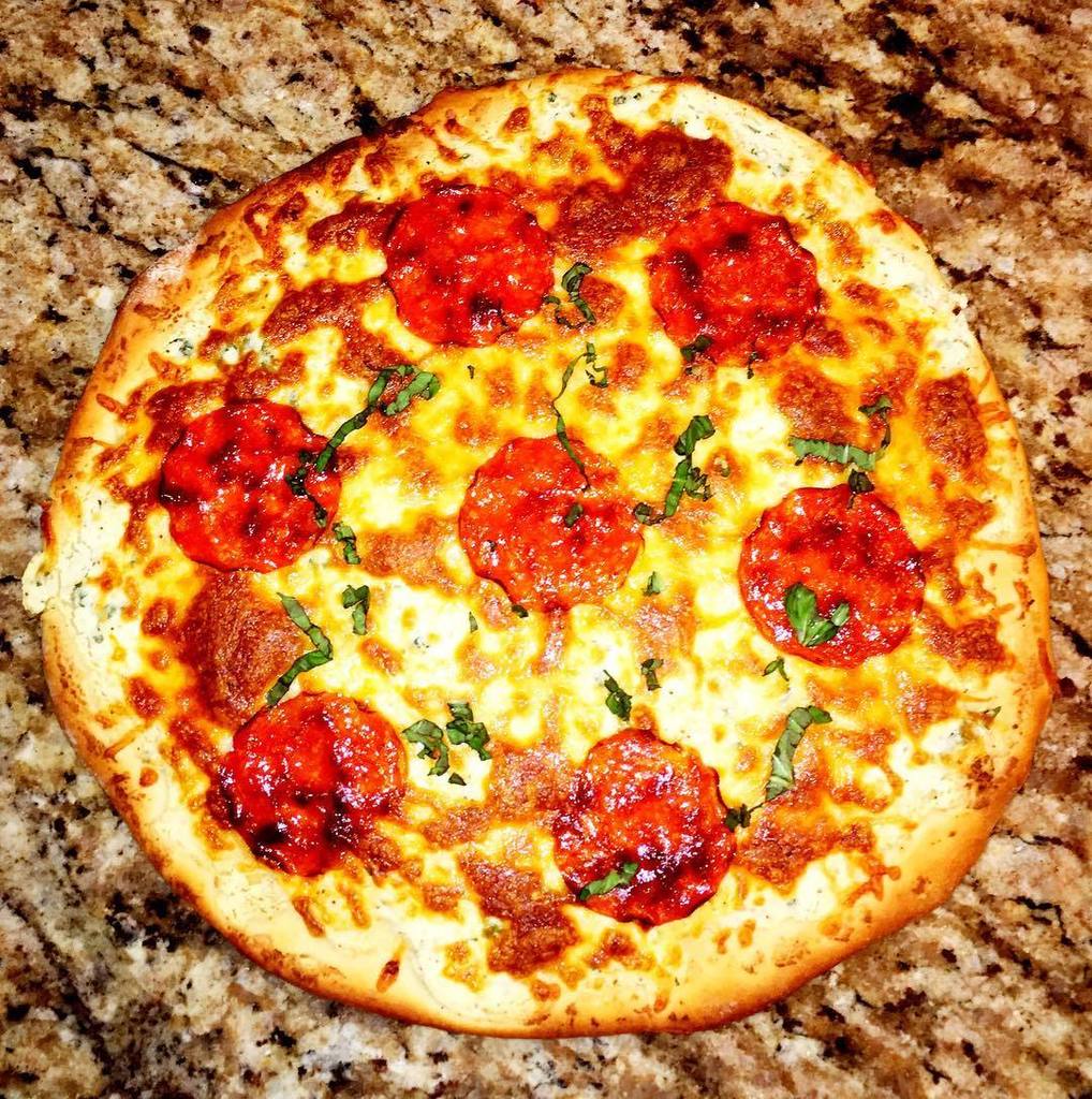 thom_sparks's tweet photo. Thom's Bar and Grill. On Sunday's we make pizza! Basil, pepperoni, and ricotta. #49 #bangb… https://t.co/t4RPYOLrWZ https://t.co/0oFop5DLja