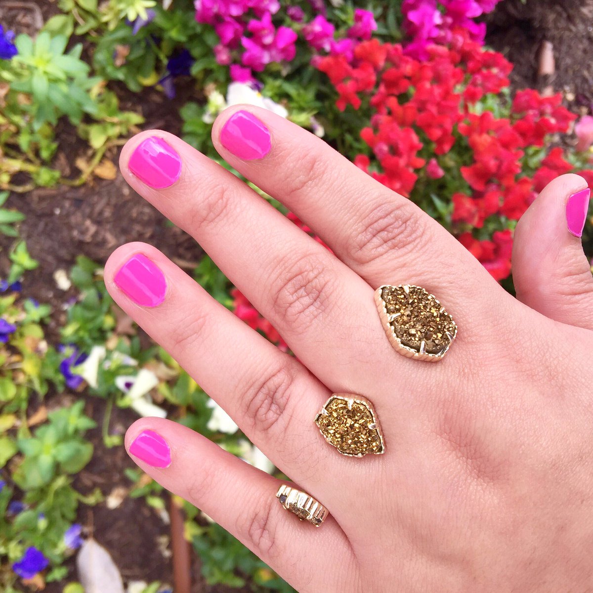 XOXOJessica_T's tweet photo. Pretty Manis and Pretty Rings #kendrascott #mani #essie #druzzy #southernbelle #preppy https://t.co/HsjBeBc689