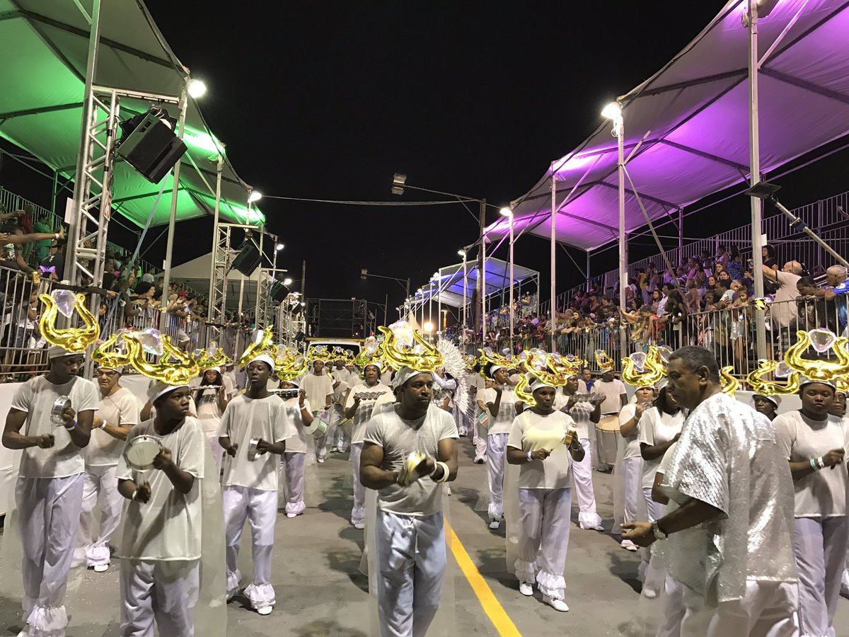 brunosiqueiramg's tweet photo. O novo formato do #CarnavalJF, feito em parceria com a LIESJF, já é sucesso! O Parque de Exposições está na capacidade máxima pro desfile. https://t.co/jE0A8DGvgL