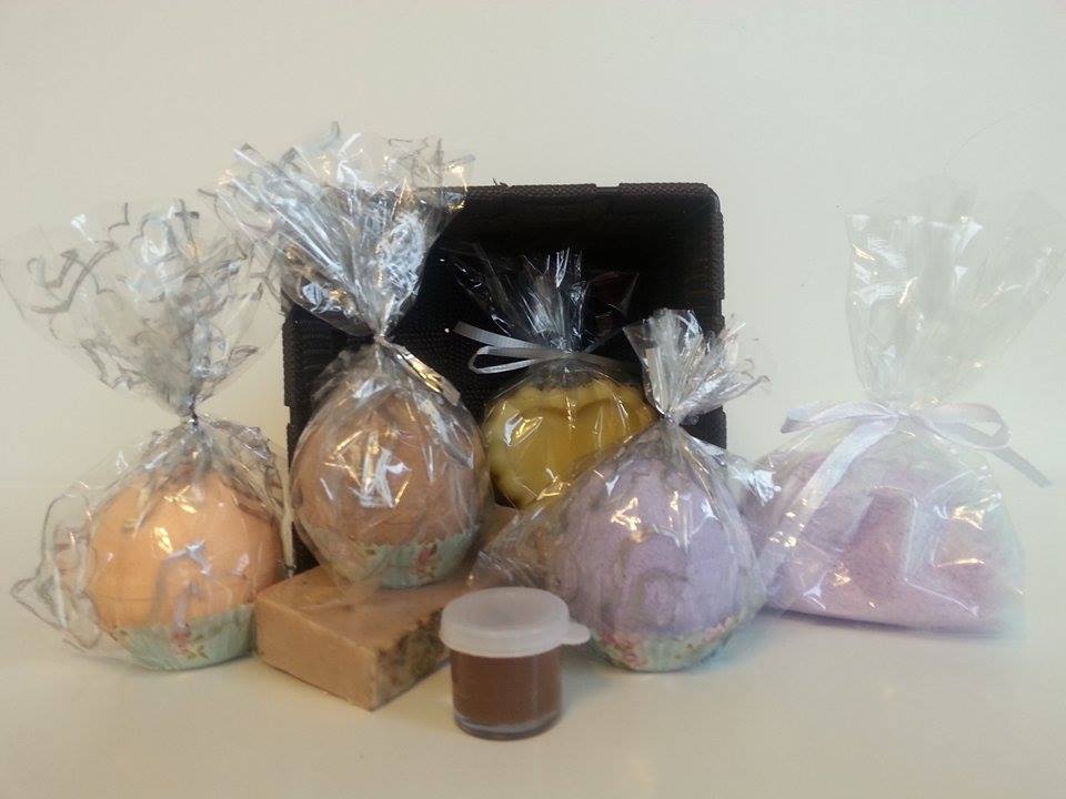 BeeHappyBath's tweet photo. Follow @BeeHappyBath &amp; Body and retweet to be entered into a 🎉 GIVEAWAY! 🎉 🎁 for a basket full of over $25 of bath &amp; body products! https://t.co/18ynanJJCR