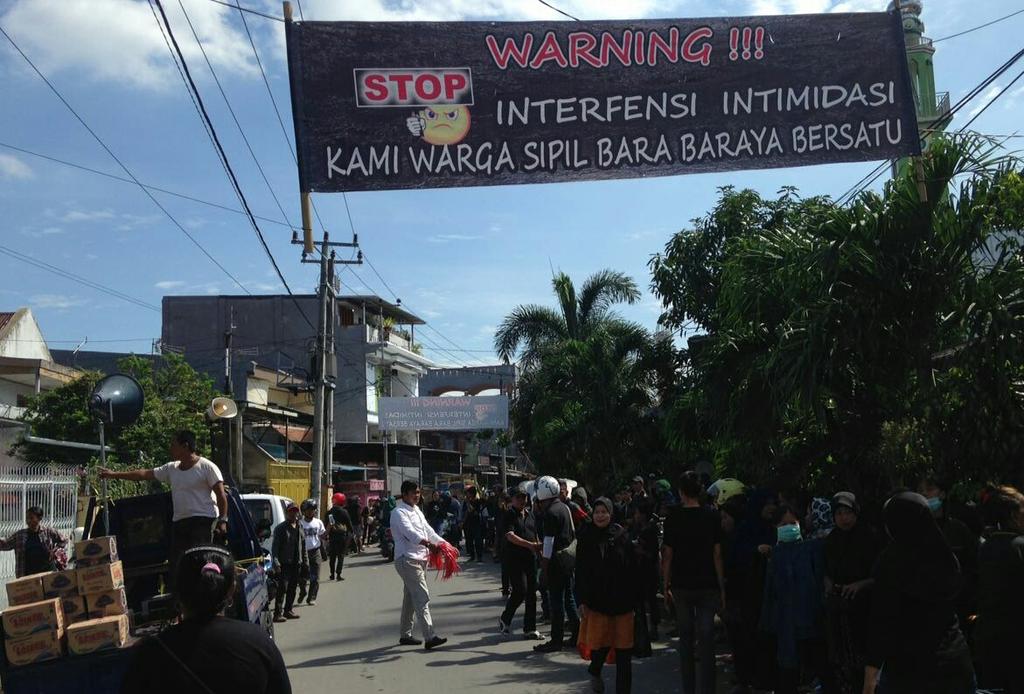 InfoBaji's tweet photo. Warga di jl Ablam skrg lagi siap2 mau menghadang petugas yg ingin melakukan penggusuran. https://t.co/m2uBFMlGO5