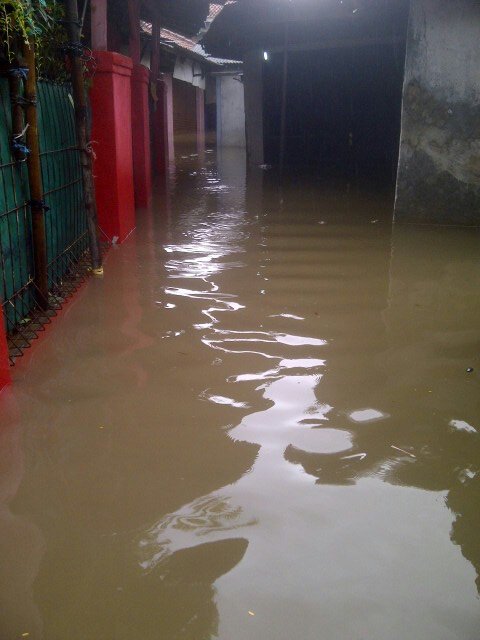 Aliefcs73's tweet photo. @kompascom  banjir menggenangi pemukiman warga bekasi harapan mulya sejak kemarin https://t.co/6h5K2Eu94O