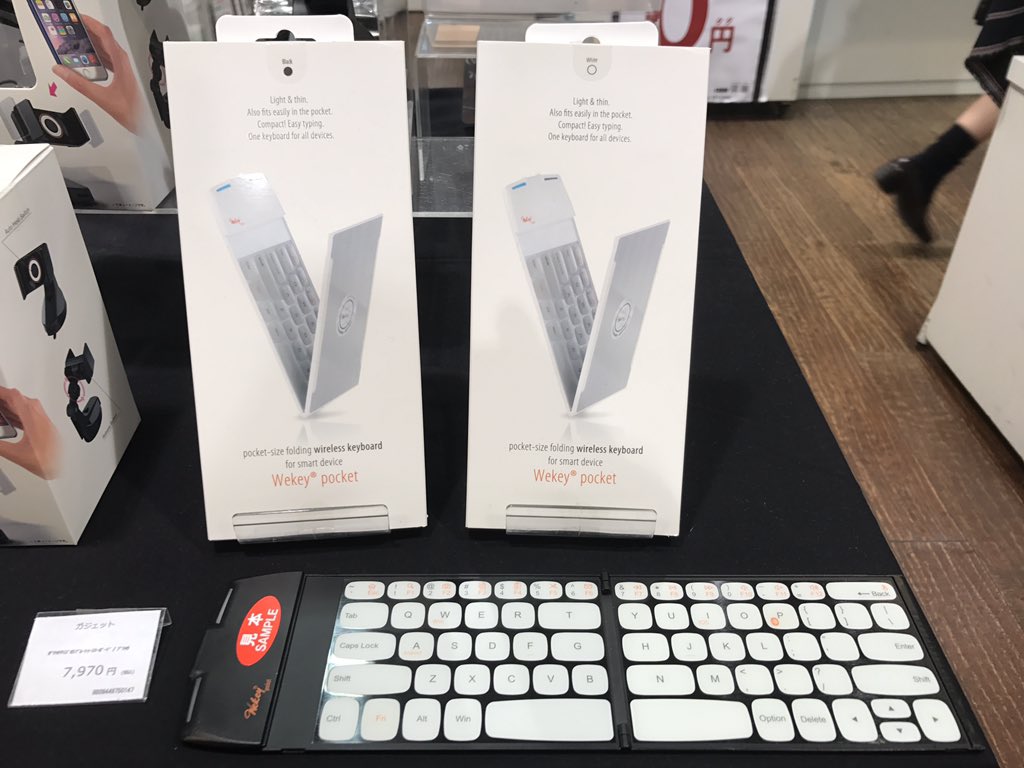 _momozow's tweet photo. 柏で話題のキーボード発見。試せるらしい。
#Wekey pockey #AppBank Store 柏 https://t.co/1q7vWYNMro