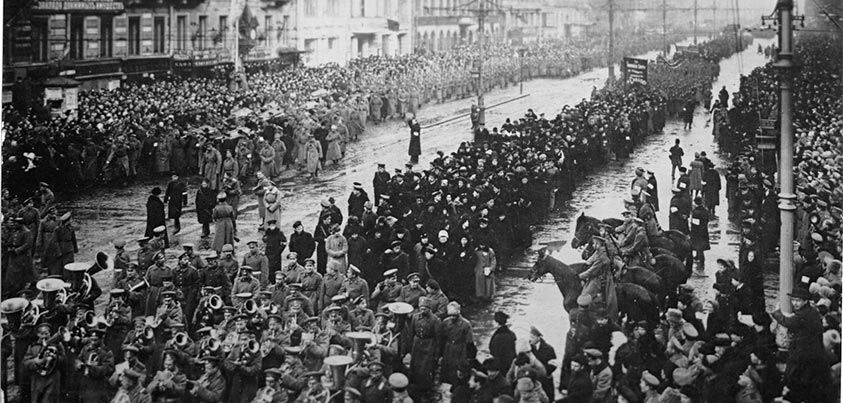 HistoCast's tweet photo. El zarismo se desmorona en #HistoCast con la https://t.co/B2Po9a9bUz de 1917 ¡Escuchadlo camaradas! https://t.co/dtAPMJV2ay
