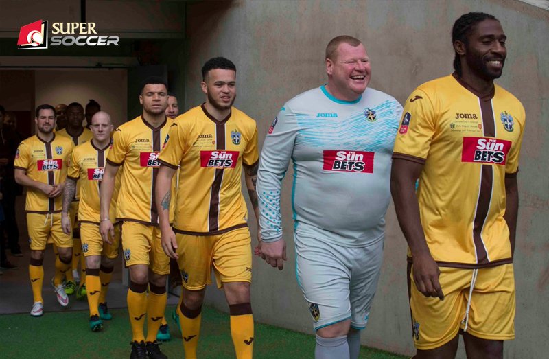 Sebelum menonton Sutton United, kenala dulu yuk sama kipernya. 
Baca ulasannya di link berikut supersoccer.tv/sepakbola-inte…
