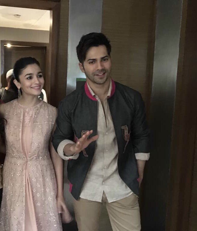 Anchor_Mehak's tweet photo. #AboutToday- with Badri @Varun_dvn &amp; his dulhaniya @aliaa08 in #Jaipur ! Duo looked awwdorable today ❤ https://t.co/evFI2vb81H