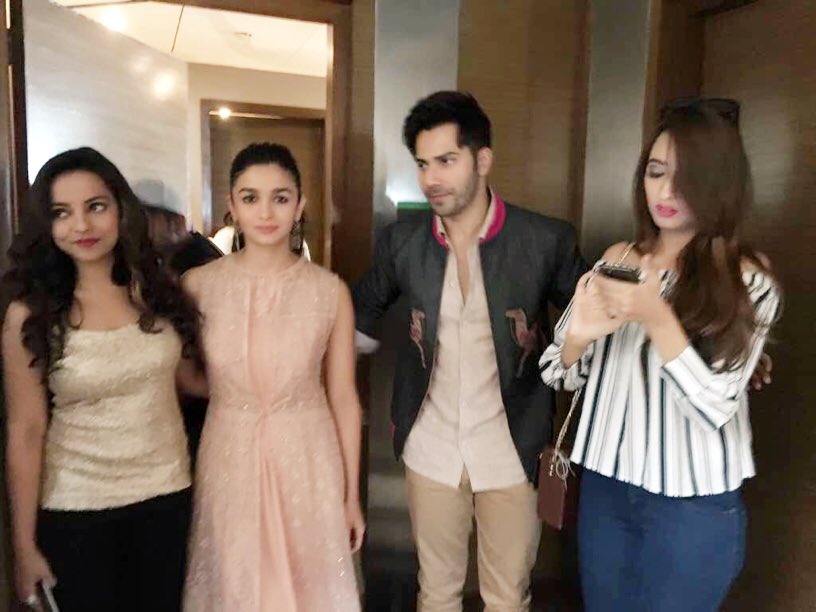Anchor_Mehak's tweet photo. #AboutToday- with Badri @Varun_dvn &amp; his dulhaniya @aliaa08 in #Jaipur ! Duo looked awwdorable today ❤ https://t.co/evFI2vb81H