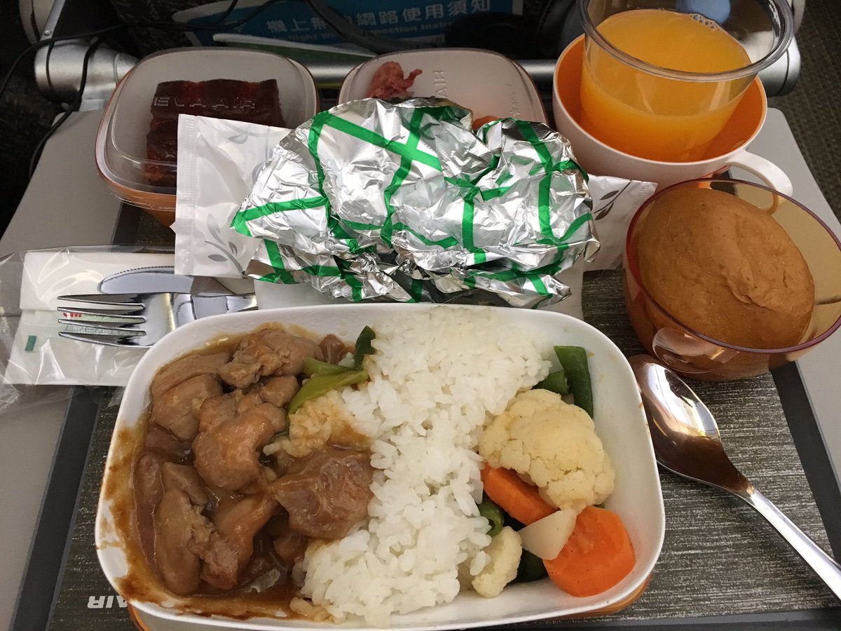 tom2017springgv's tweet photo. 【GV活動報告】
関空で国サポさんから激励を受けた後出発をし、先ほど台湾桃園国際空港に到着いたしました！機内食はなんとカレーでした！今回体調不良の為2人の欠員が出てしまいましたが、その2人の思いの分も背負ってこれから頑張���て行きたいと思います！とりあえず、今はトランジェント中です https://t.co/IznD6cOlba