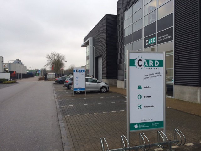 Nieuwe borden op de parkeerplaats geplaatst door <a href="/IAMReclame/">I AM Reclame</a>. Puik werk! #Appledokters #Zwolle