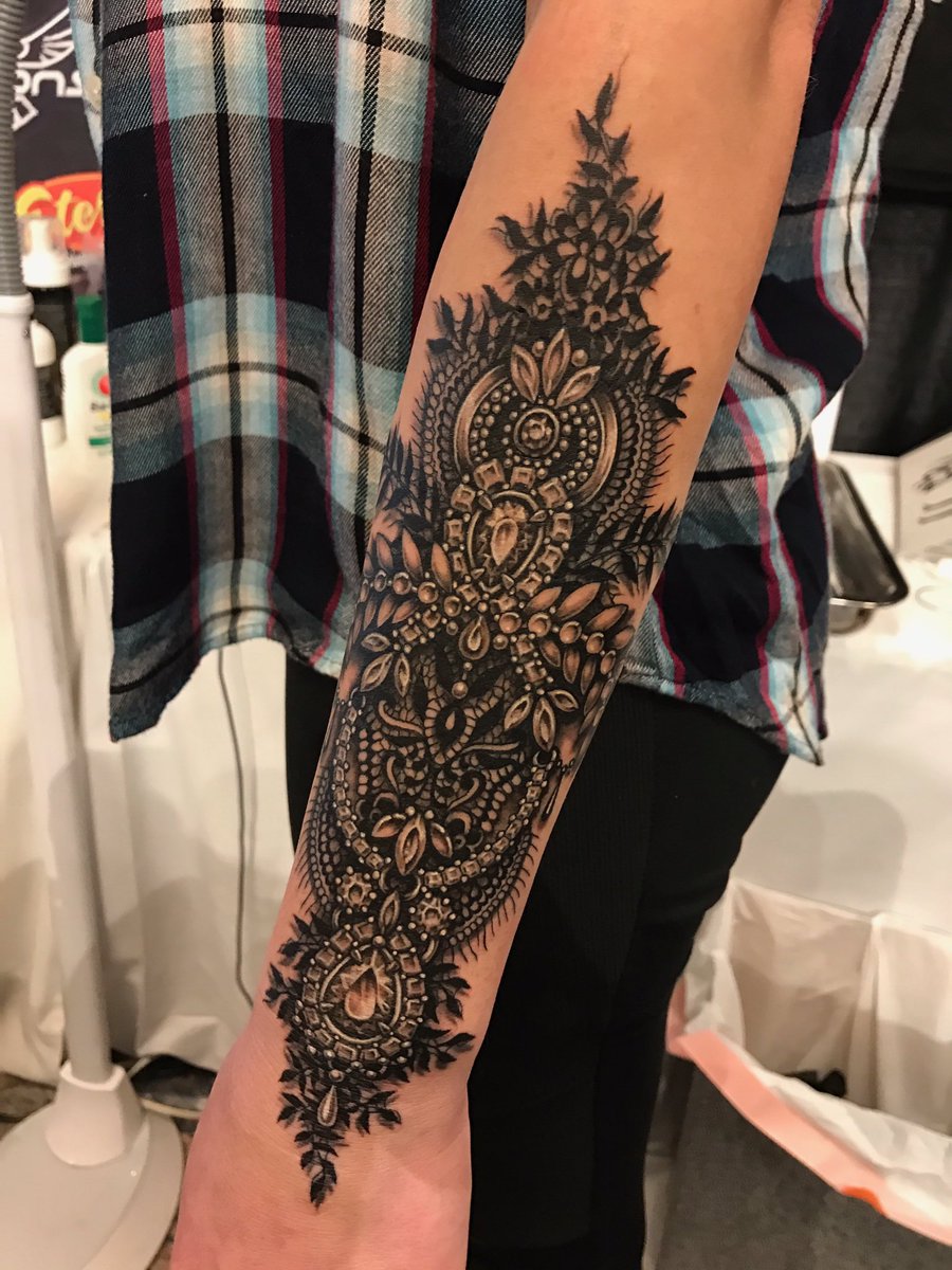 Can everyone please retweet me asking @LanaDelRey to be my muse? It would be my honor to tattoo you and allow our visions to align 👊🏻❤️👏🏻