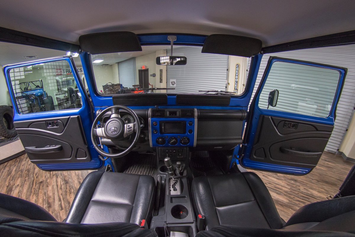 SORS843's tweet photo. Our goal with this build was to seamlessly integrate the classic style of the 1974 FJ40 with the modern comfort and safety of an FJ Cruiser. https://t.co/Wceo1EseCI