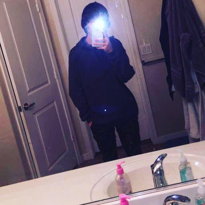 GraceAnnTuttle4's tweet photo. 100 coins=?????#Liveme Justin Noriega: https://t.co/0WUg8RHtXU https://t.co/dWjQfnkWbp