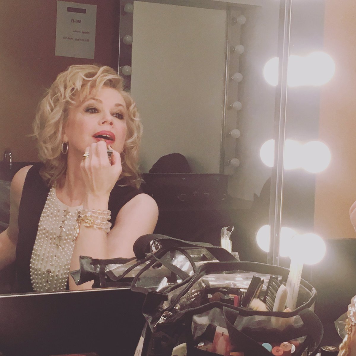 pierrepboisvert's tweet photo. En coulisses avec Martine St-Clair #tournee #brossard #becaud #pelchat https://t.co/7mhgqgJlOv