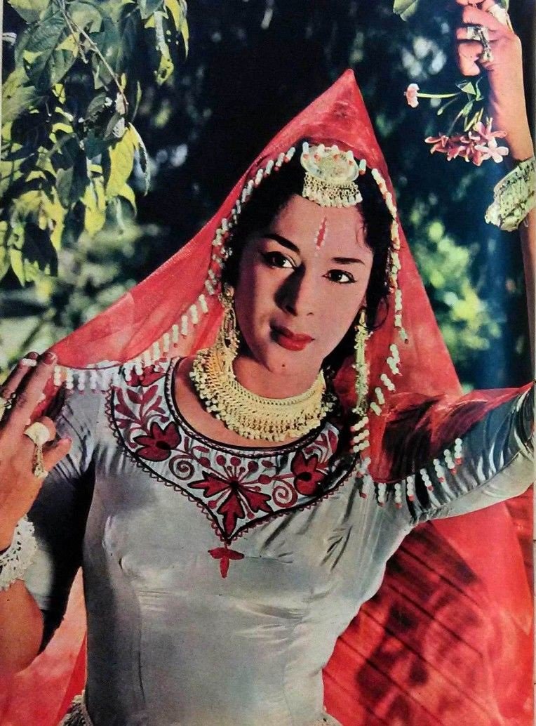 VintageMuVyz's tweet photo. #muvyz022017 #BollywoodFlashback #Vintage #Beauty #GuessWho #GuessTheArtist #GuessTheActress https://t.co/jx5RnWWPqU