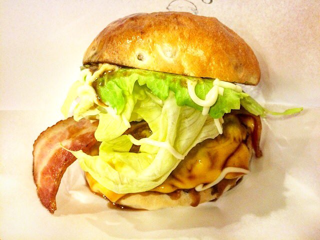 miyu_carp1129's tweet photo. 今日のお昼はハンバーガー屋さんで照り焼きバーガーにチーズ&ベーコントッピング😋🍔✨
旨いぃぃぃぃ~💓💓💓
#JOHNBurger https://t.co/fj4VSY7VUg