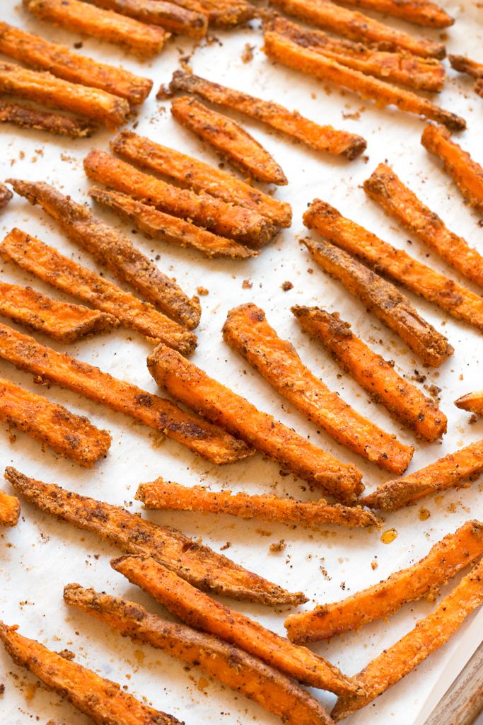 You'll love these Spicy Baked Sweet Potato Fries from <a href="/GrainChanger/">Leah | Grain Changer</a> buff.ly/2m6CQaN
