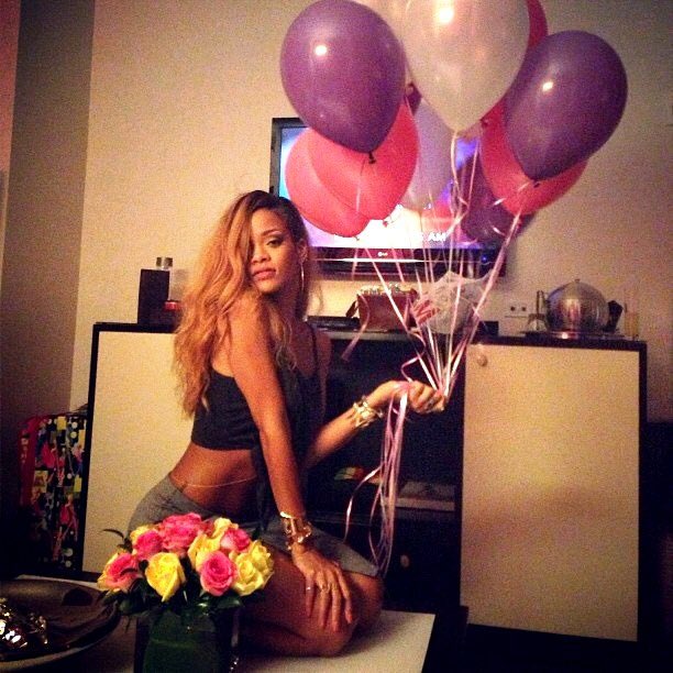 fentynna's tweet photo. Happy birthday, Rihanna👑 #29 https://t.co/C4zA6vch5N