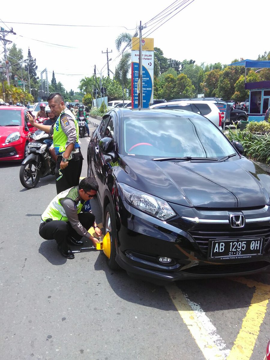 11.30 <a href="/polresjogja/">Polresta Yogyakarta</a>:  Petugas gabungan kembali tertibkan parkir Jl Cik Ditiro. Sejumlah mobil terpaksa digembok