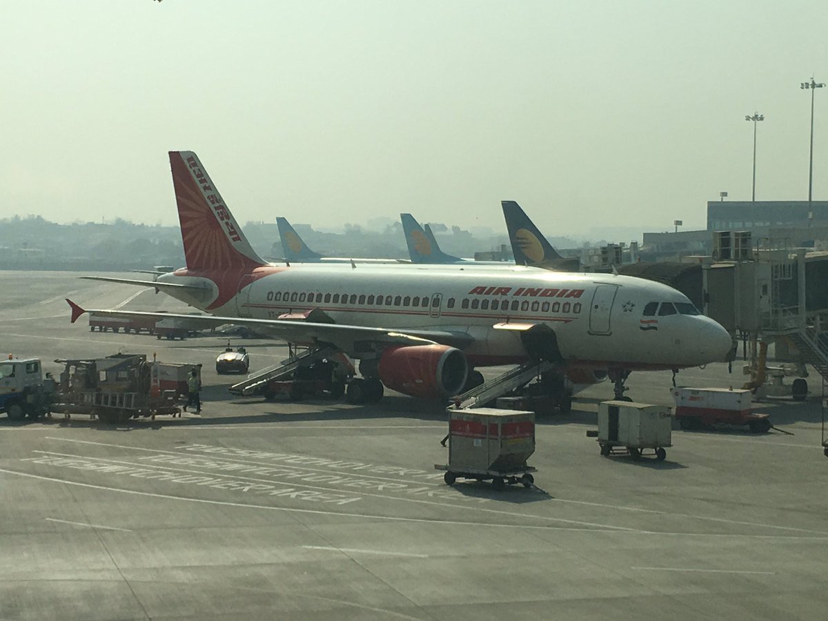 upadhyayumesh's tweet image. 'विमान में फ़ोटो व वीडीयो लेना मना है'-ये उद्घोषणा @airindiain में ही क्यों जब अन्य एयरलाइंस में ऐसी कोई पाबंदी नहीं।@jayantsinha #AI665