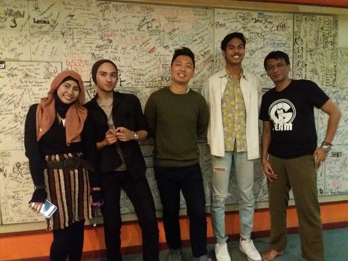DigicastMC's tweet photo. Wawancara dengan pemain dan sutradar Film Galih dan Ratna, 17 Feb 2017. #cinemahour @musiccity1075fm https://t.co/LbGc7Gp22p