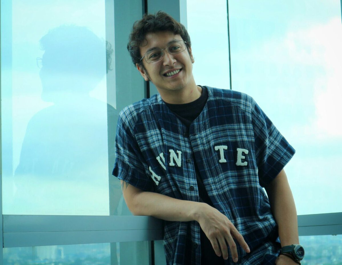 londonlovefilm's tweet photo. Dave lagi senyum seneng bgt nih Loly's karna bentar lagi London Love Story 2 bakal tayang di Bioskop . Yeyy can't wait ! #LLS2Maret https://t.co/4DoQF7Sjbg