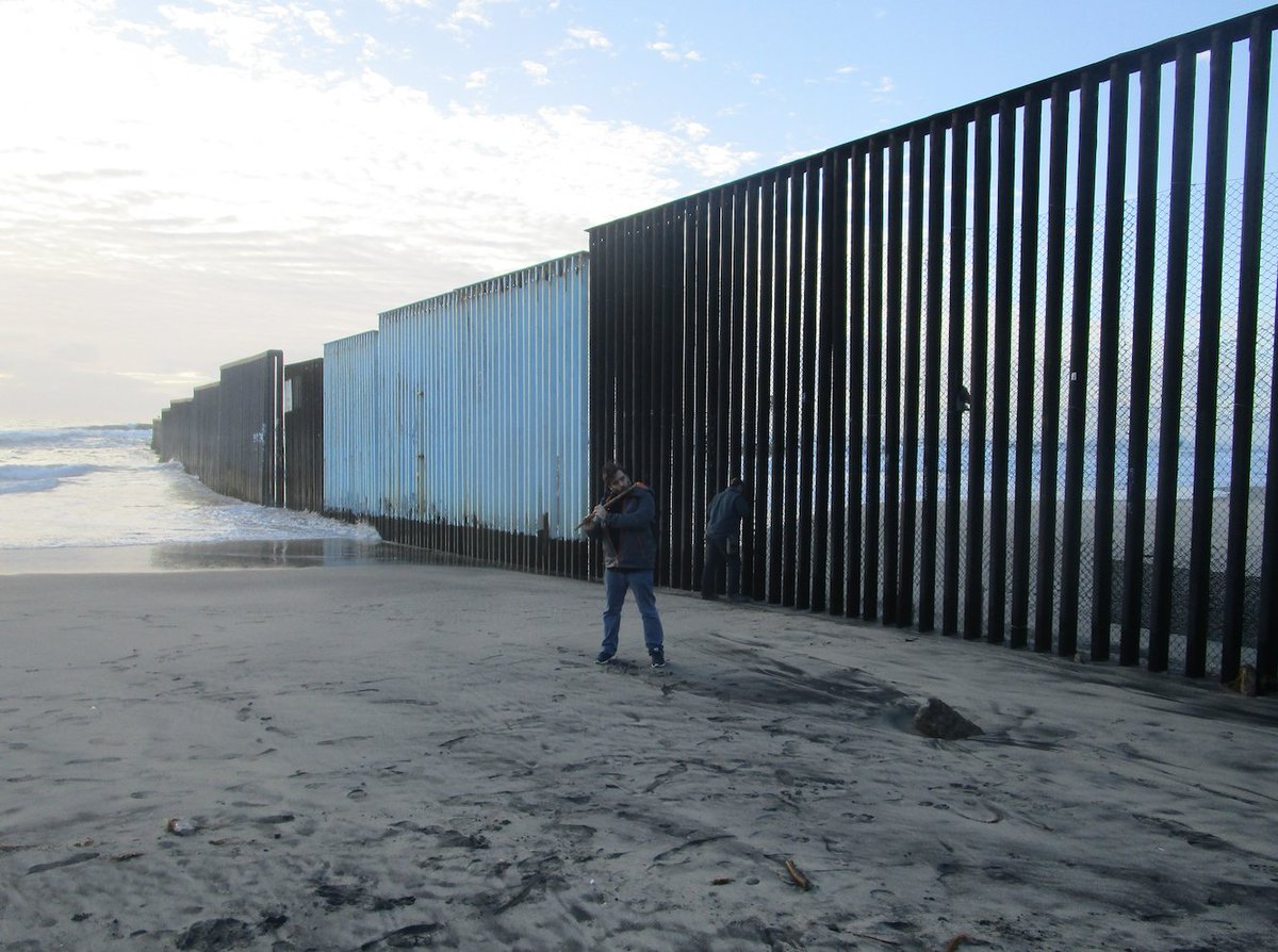 4Hflute's tweet photo. Today at the Wall. Come Join me Roger Waters, let's create a solar ecosystem border. @steve_sps #fabric #ChasingSun https://t.co/0qMX1bS1et